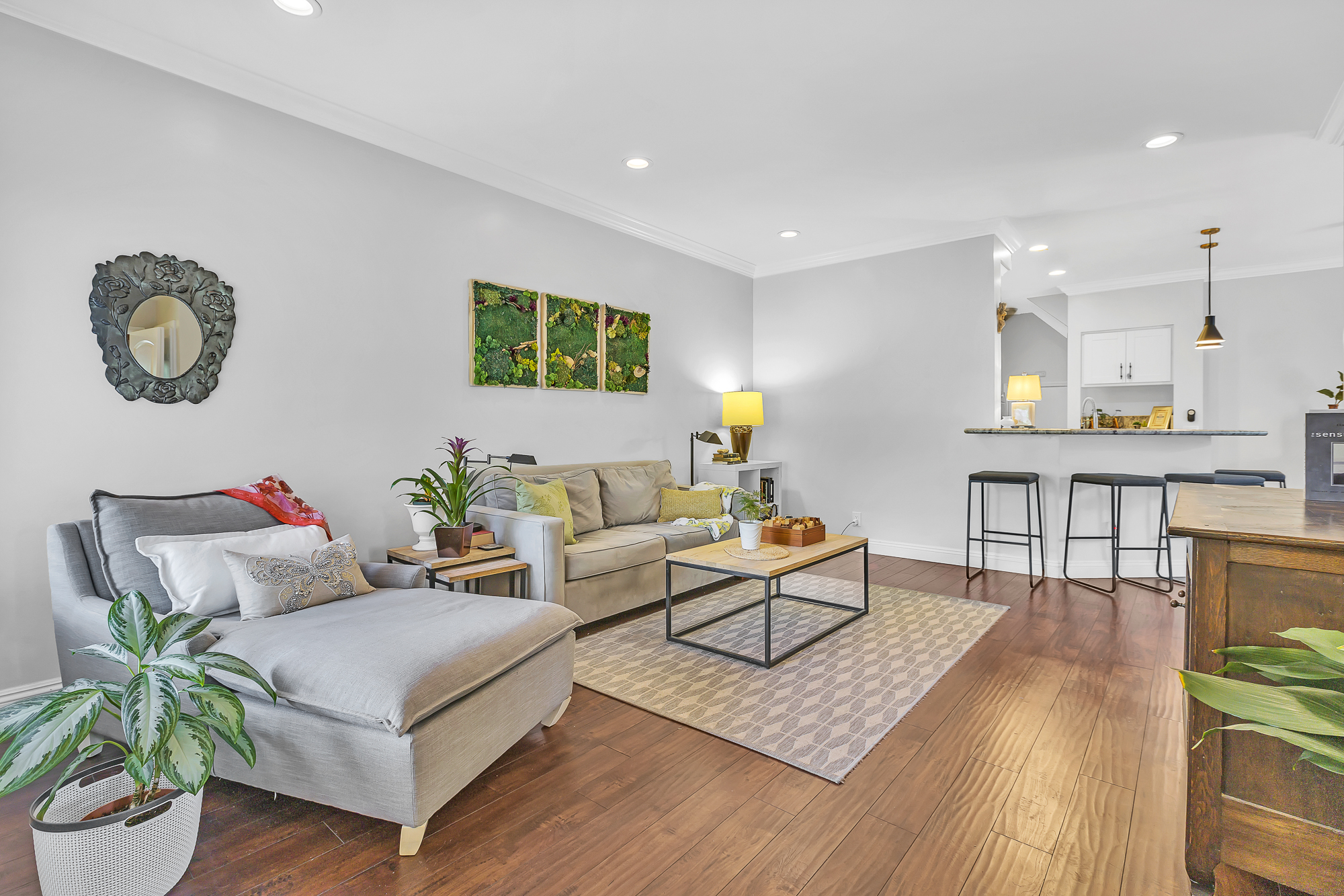 Interior photo (neutral walls) example 12