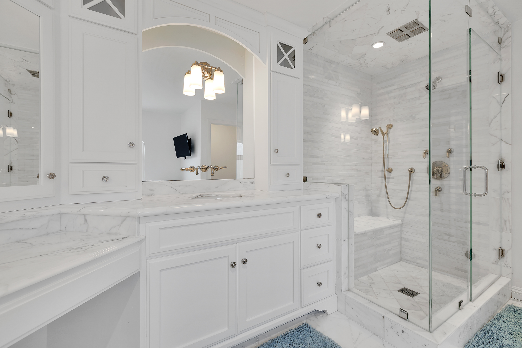 Interior photo (neutral walls) example 16