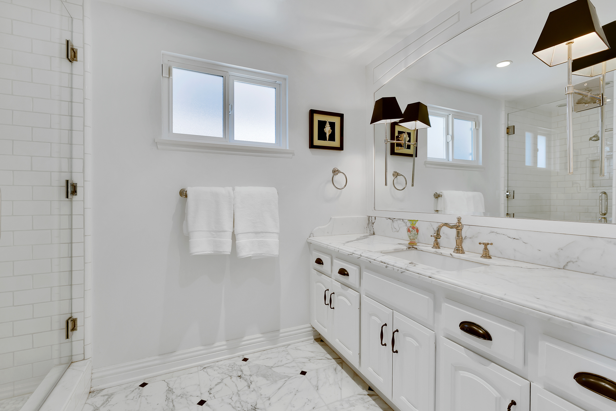 Interior photo (neutral walls) example 17