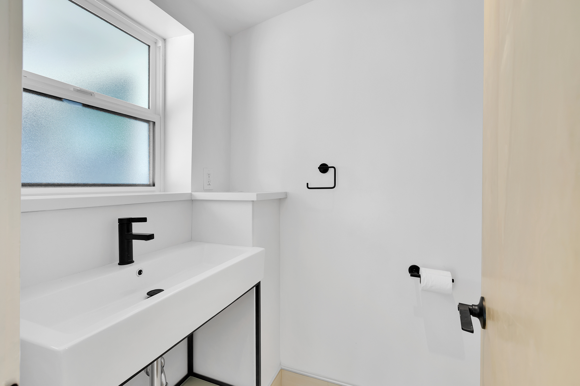 Interior photo (neutral walls) example 18