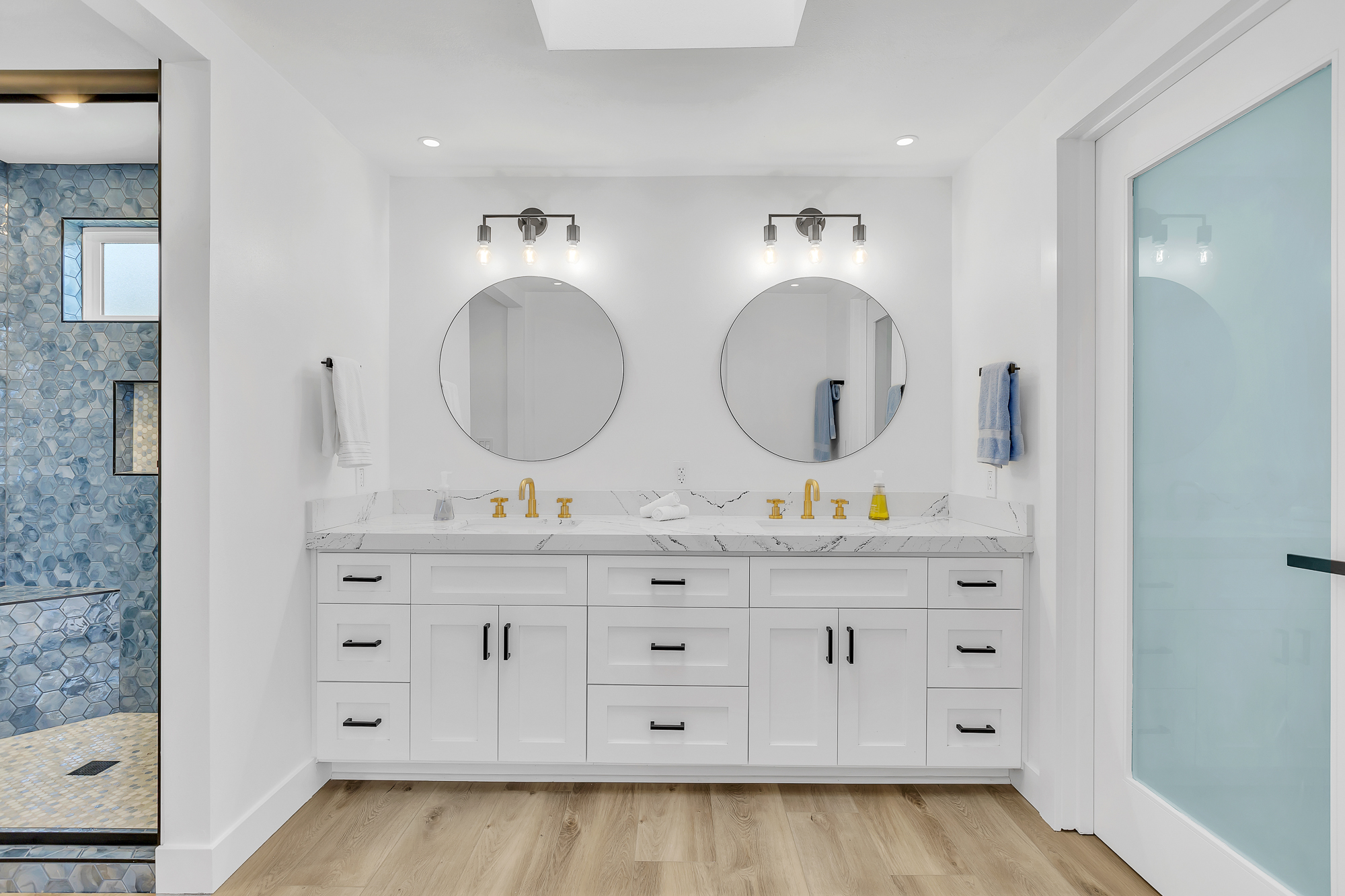 Interior photo (neutral walls) example 2