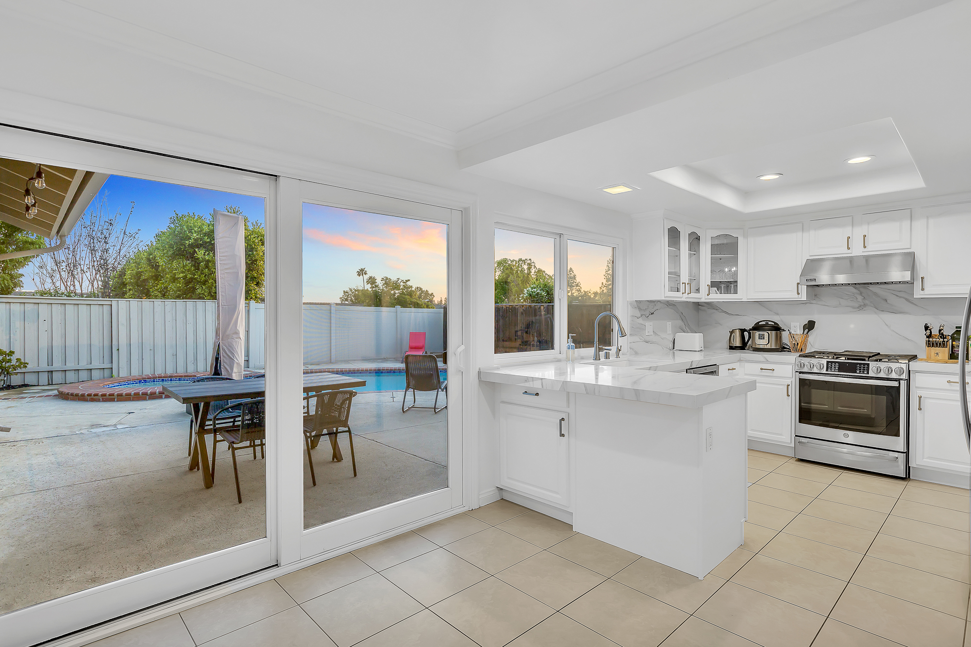 Interior photo (neutral walls) example 24