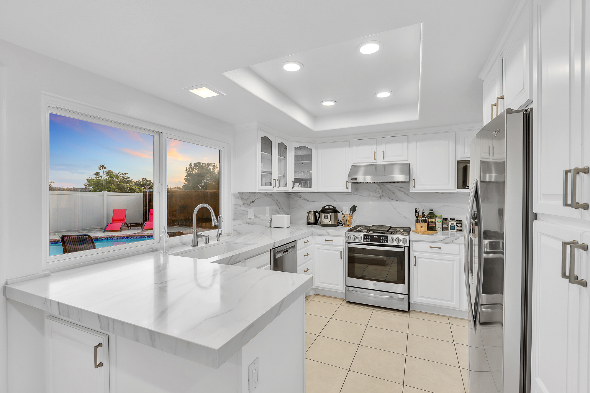 Interior photo (neutral walls) example 25