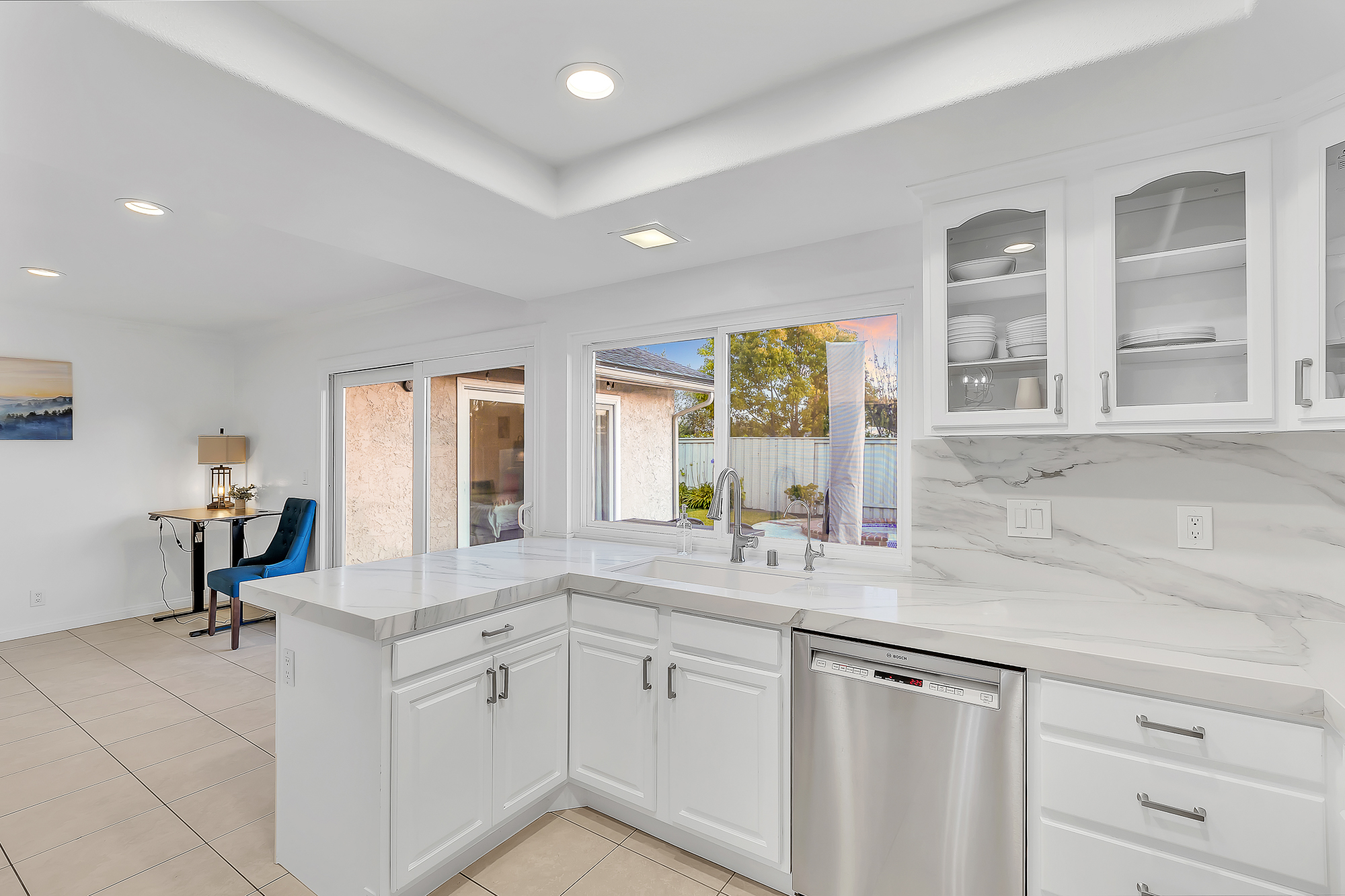 Interior photo (neutral walls) example 26