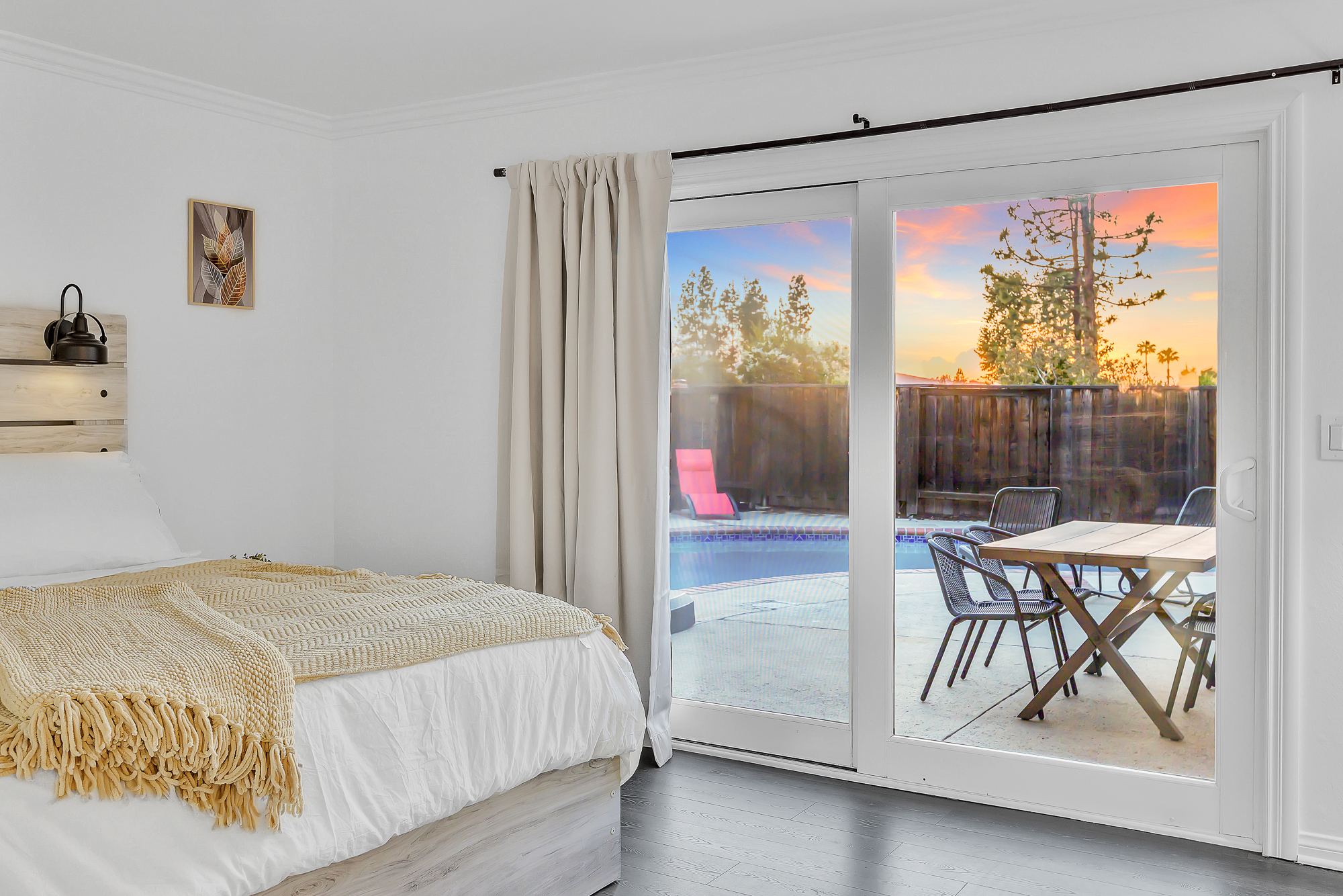 Interior photo (neutral walls) example 28