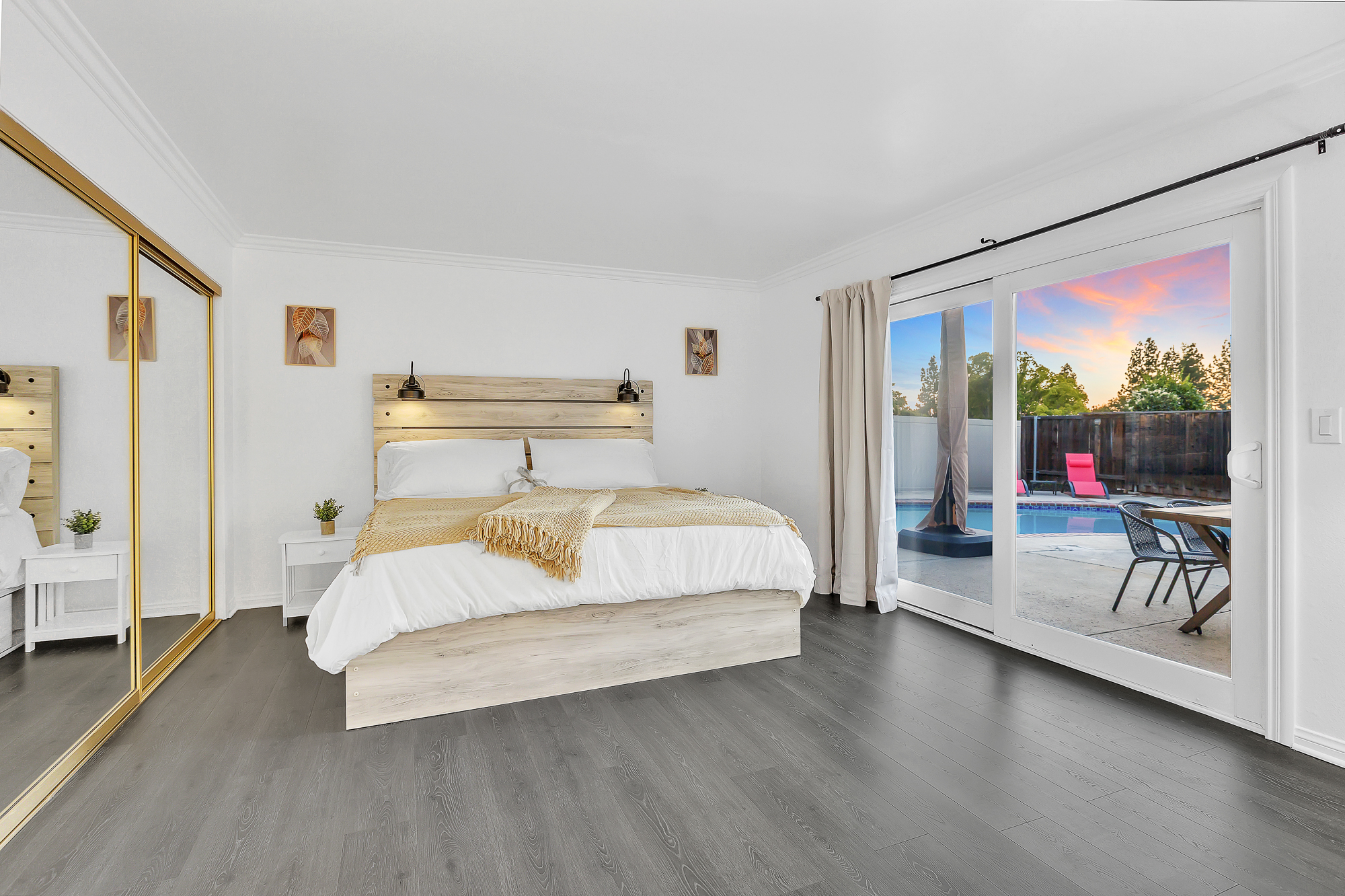 Interior photo (neutral walls) example 29