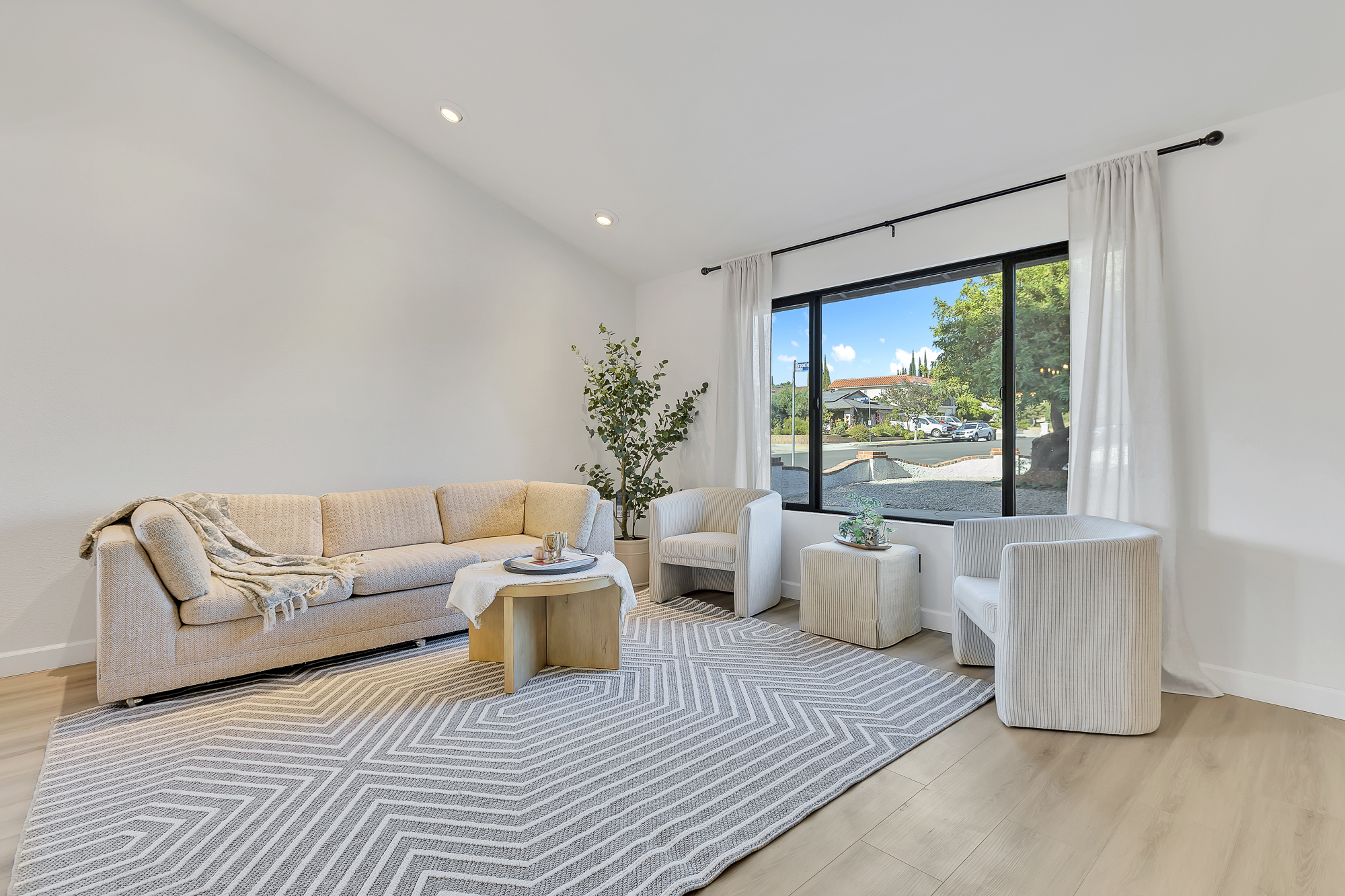 Interior photo (neutral walls) example 32