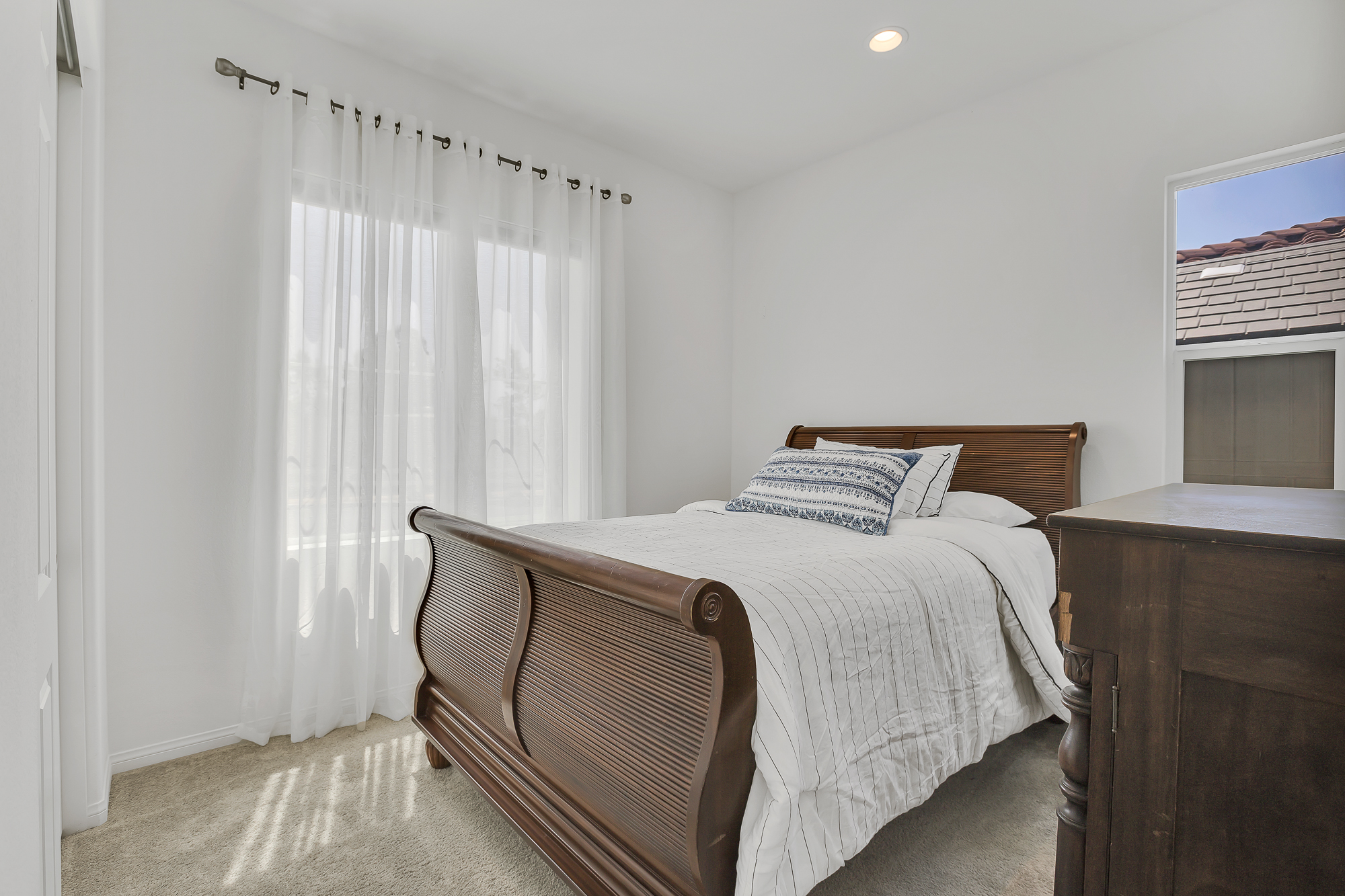 Interior photo (neutral walls) example 33