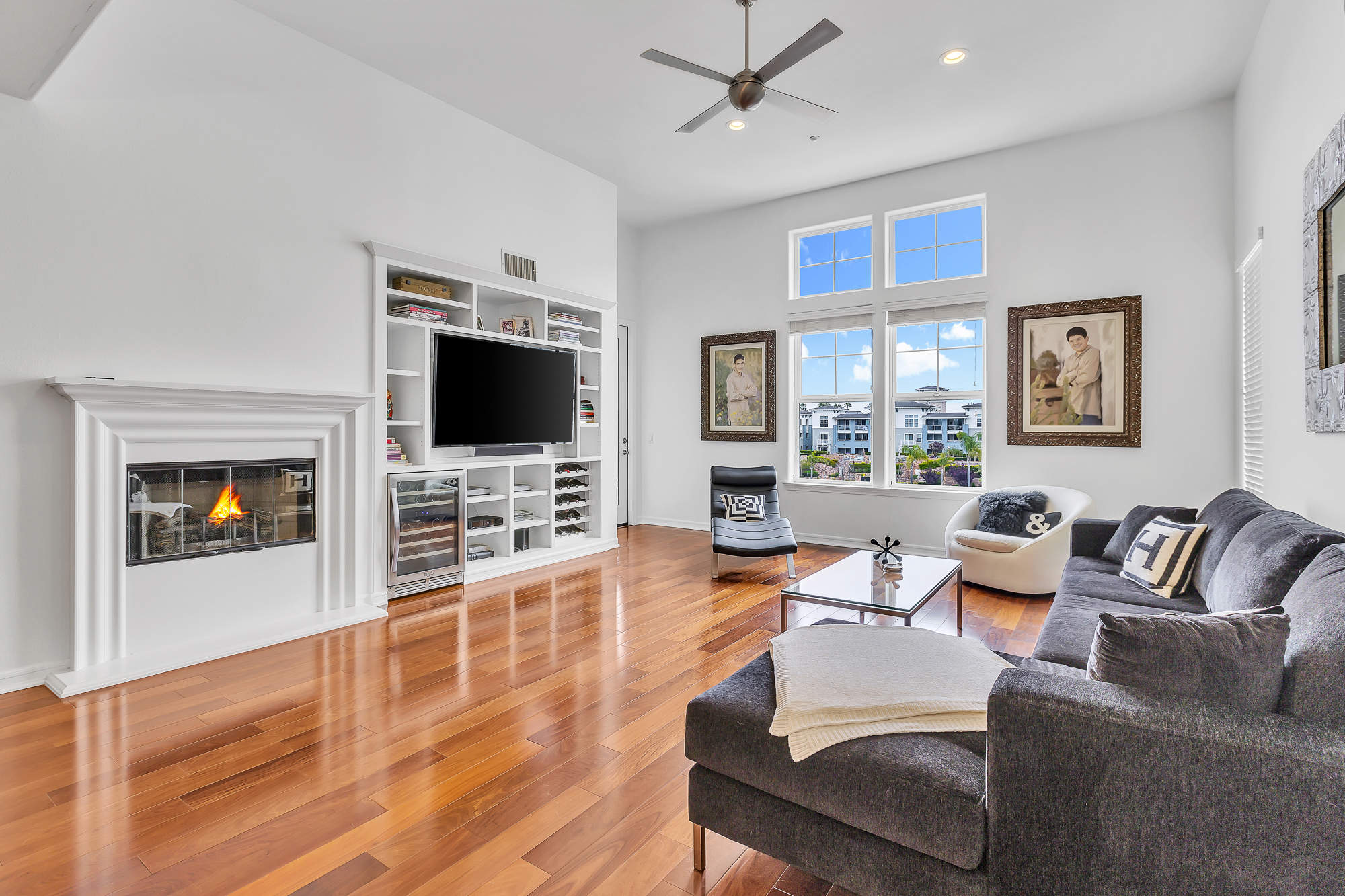 Interior photo (neutral walls) example 38