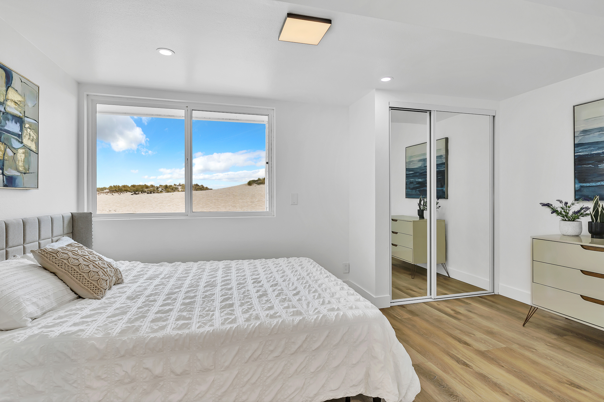 Interior photo (neutral walls) example 4