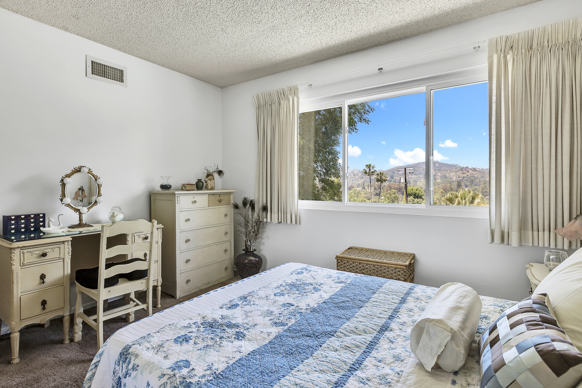 Interior photo (neutral walls) example 40