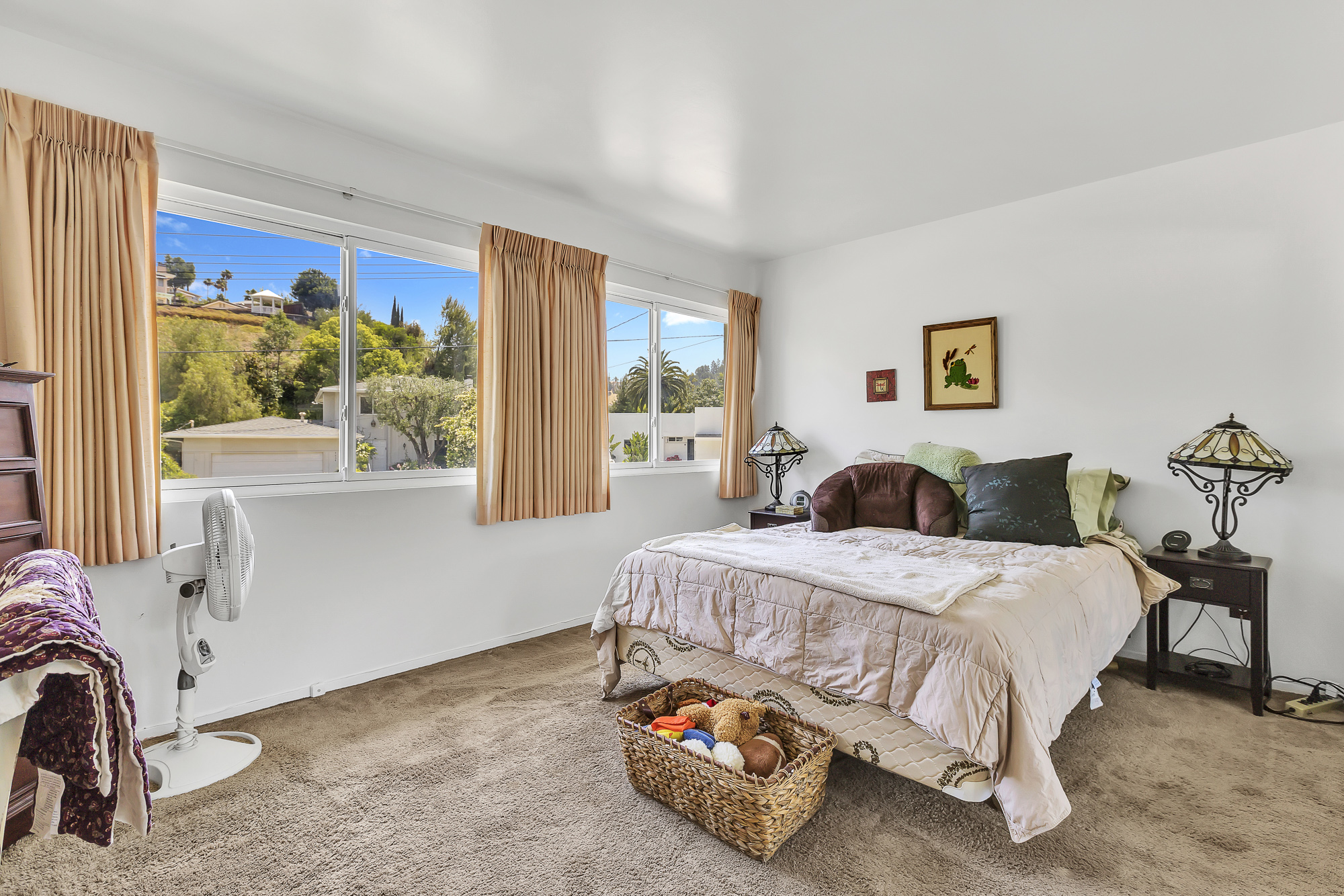 Interior photo (neutral walls) example 41