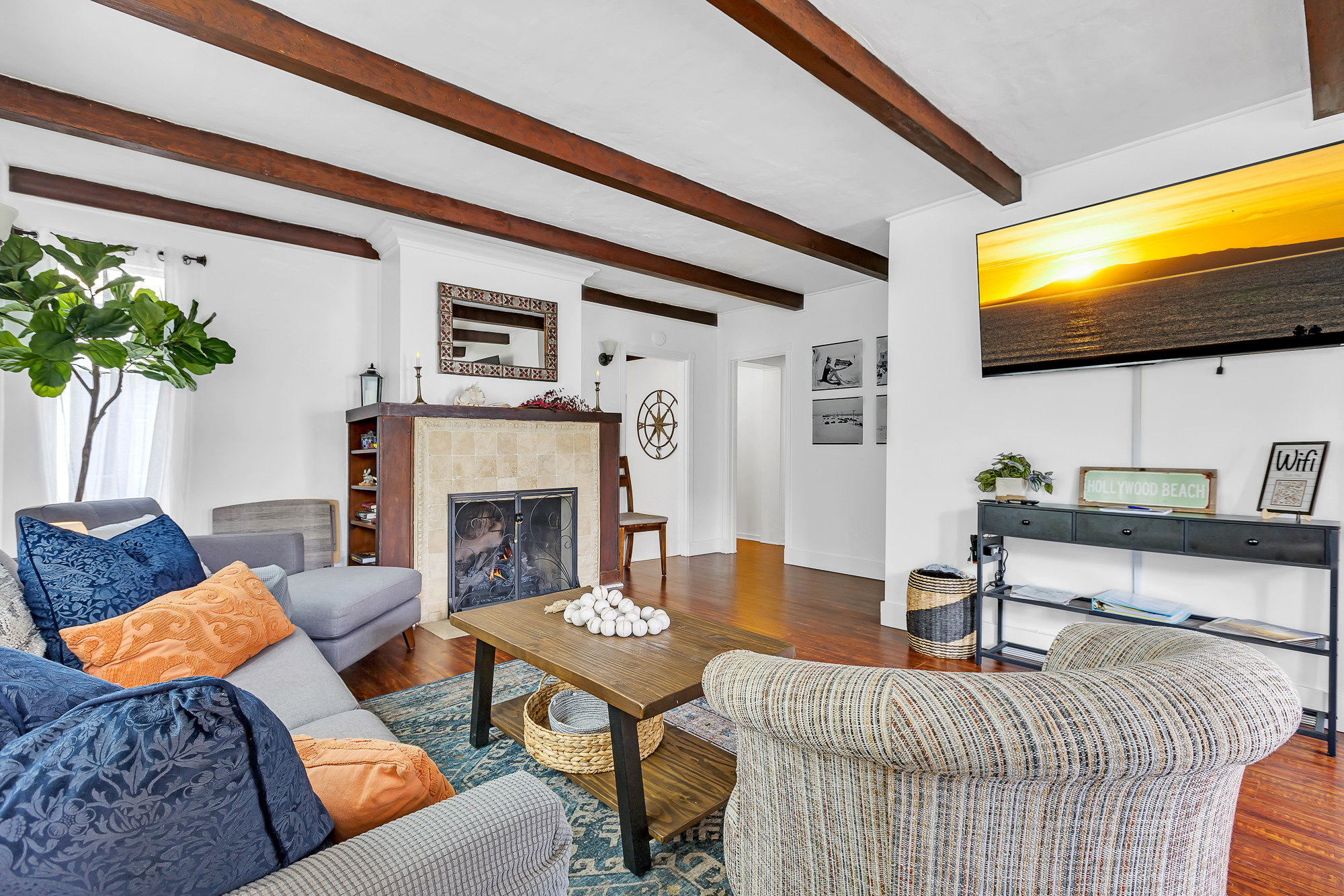 Interior photo (neutral walls) example 8